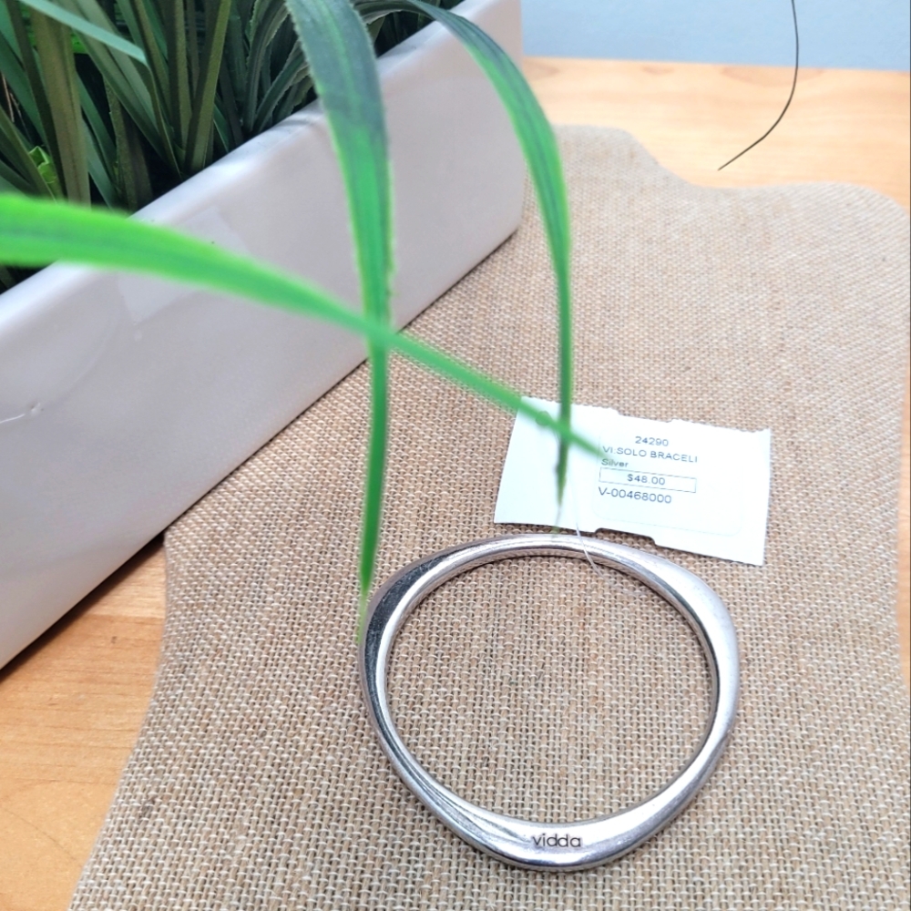 Vidda | Triangular Silver Bangle - image 1
